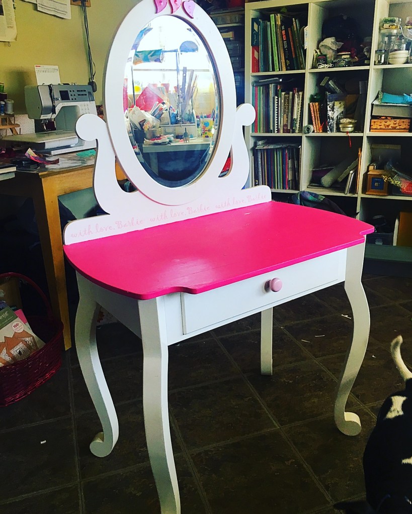 Frida vanity table