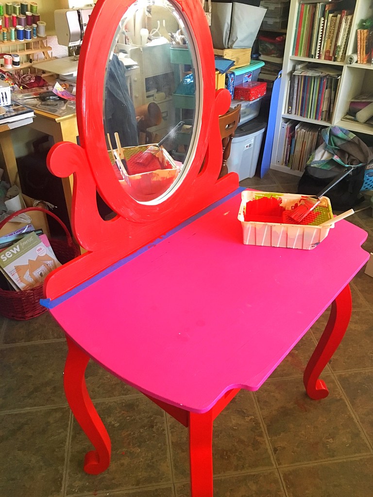Frida vanity table