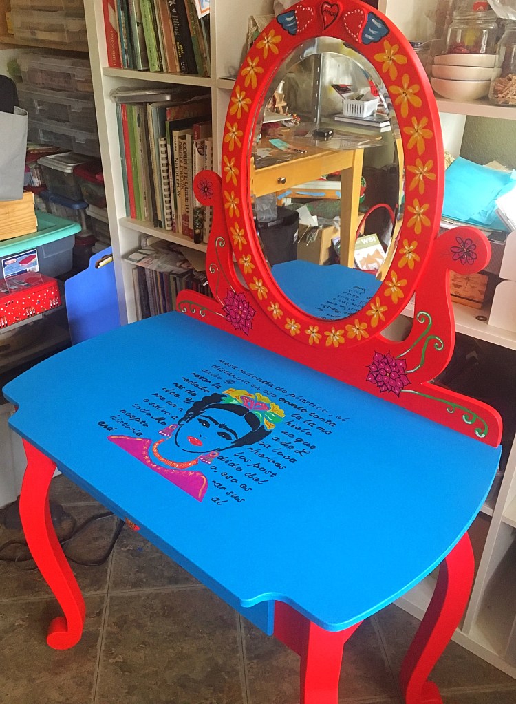 Frida vanity table